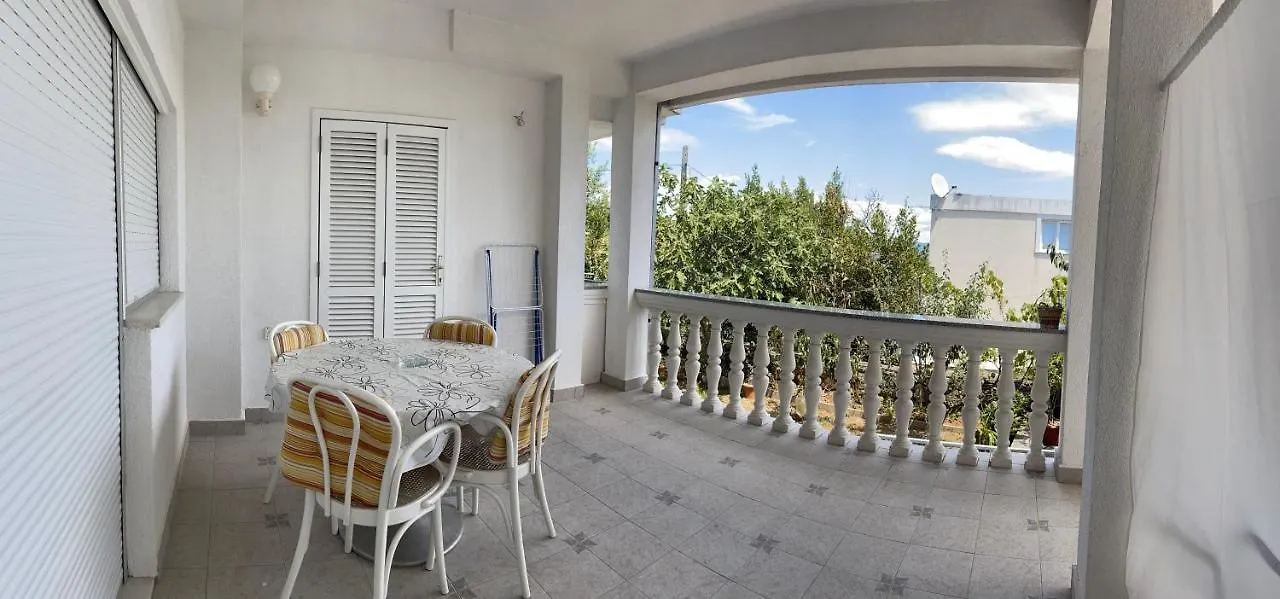 Dub Apartment Vantacici 0*,